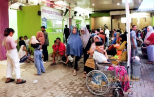 Kecewa Berat! Ibu Bawa Anak Sakit Alami Pengalaman Buruk di RSCM Praya
