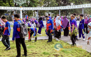 Bupati Lombok Tengah Kerahkan OPD Bersihkan Sampah di Taman Kota Tastura Praya