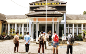 Patroli Rutin Satpol PP Lombok Tengah, Temukan Pelajar Bolos Saat Jam Sekolah