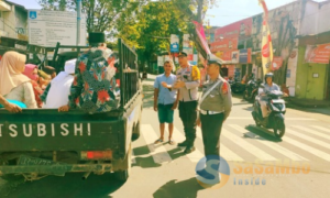 Teguran Humanis, Polisi Ingatkan Pengemudi di Simpang 4 Praya