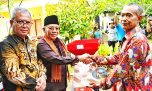 Sepakat Jalin Kerjasama, Bank NTB Syariah dan Pemda KLU Serahkan Bantuan Alat Pertanian untuk Warga
