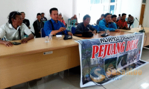 Warga Serage Desak Perbaikan Jalan ke DPRD Loteng, Tuntut Bukti Nyata Bukan Janji