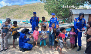 Polairud Polres Loteng Hadir di Kampung Nelayan Kuta, Gelar Klinik dan Perpustakaan Terapung hingga Bagikan Jaket Pelampung