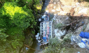 Truk Terjun ke Jurang, Sopir dan Penumpang Terluka Parah