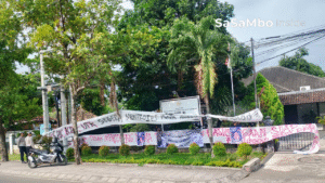 Simbol Perlawanan? Kantor DPD RI di Mataram Disegel Kain Putih Sepanjang 200 Meter