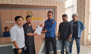 Laskar NTB Serahkan Satu Bendel Bukti Dugaan Korupsi ASN dan Alsintan ke Kejati