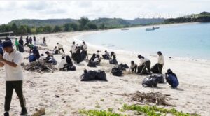 Gerakan Wisata Bersih, Poltekpar Lombok Bersihkan Tanjung Aan