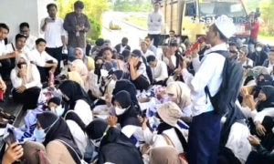 Ratusan Guru Honorer Demo di Lombok Tengah, Tuntut Kepastian Status dan Tolak Dirumahkan