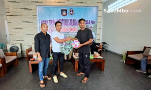 Dorong Prestasi Sepak Bola, LWJ Serahkan Bantuan Sarana Olahraga ke PSSI Lombok Tengah