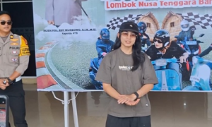 Sintya Marisca Siap Gas Vespa Small Frame di Bhayangkara Riding Day 2026 Lombok
