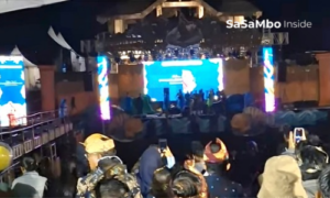 Diguyur Hujan, Malam Puncak Bau Nyale 2026 di Pantai Seger Tetap Meriah