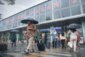 Musim Hujan, KAI Daop 1 Jakarta Bagikan Tips Naik Kereta Api agar Perjalanan Tetap Aman dan Nyaman