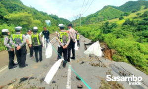 Satlantas Polres Loteng Cek Jalan Amblas Akibat Cuaca Buruk di Desa Mekar Sari