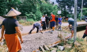 Tak Kunjung Diperbaiki, Warga Setanggor Gotong Royong Tambal Jalan Provinsi Secara Swadaya