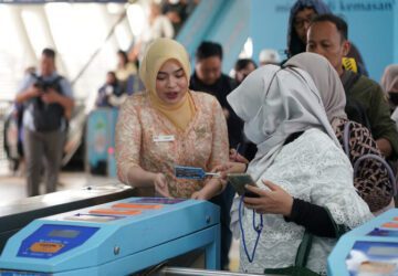 Kartini di Lintas Rel: Petugas LRT Jabodebek Berkebaya, Ajak Masyarakat Rayakan Emansipasi