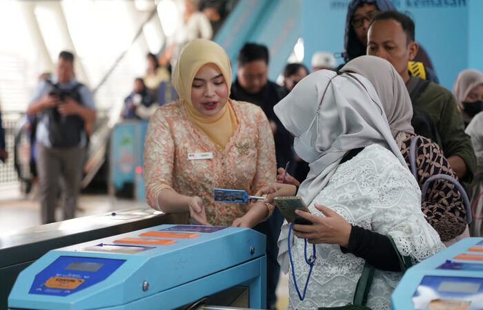 Kartini di Lintas Rel: Petugas LRT Jabodebek Berkebaya, Ajak Masyarakat Rayakan Emansipasi