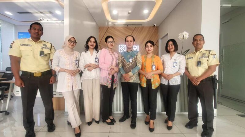 Peringati Hari Kartini, Frontliner BRI Branch Office Otista Kompak Berseragam Pakaian Nasional