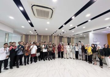 Peringati Hari Kartini, Pekerja BRI Branch Office Tanjung Priok Angkat Wastra Nusantara Lewat Pakaian Nasional