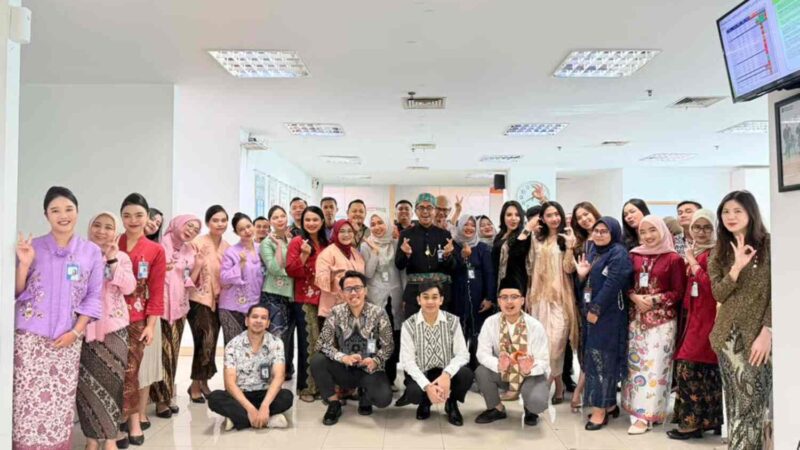 Peringati Hari Kartini, Pekerja Pria dan Wanita BRI Branch Office Segitiga Senen Kompak Kenakan Pakaian Nasional