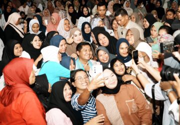 Emak Emak PNM Nyanyikan Lagu Bongkar Didepan Menteri Ara, Mendagri dan Gubernur NTB!