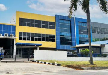Jenis dan Kegunaan Industrial Door dan Dock Leveler dalam Industri