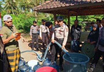 ‎Sambut Hari Bhayangkara ke-80, Polres Loteng Salurkan Air Bersih di Praya Timur