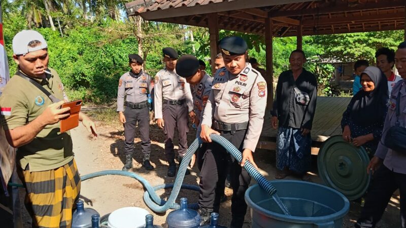 ‎Sambut Hari Bhayangkara ke-80, Polres Loteng Salurkan Air Bersih di Praya Timur