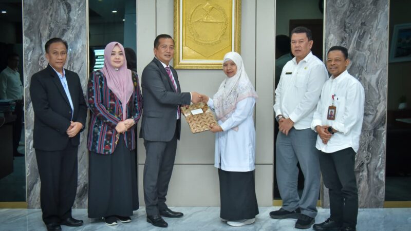 Cegah Kekosongan Pemerintahan, Gubernur NTB Serahkan Radiogram Mendagri untuk Wakil Bupati Lobar