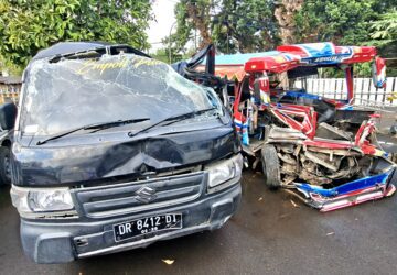 Hendak Antar Jamaah Umrah ke Bandara, Odong-odong Adu Jangkrik dengan Pick Up