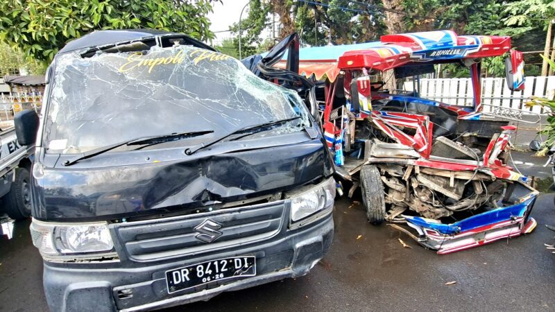 Hendak Antar Jamaah Umrah ke Bandara, Odong-odong Adu Jangkrik dengan Pick Up