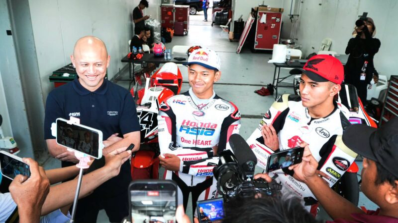 Jelang MotoGP Mandalika, Mario Aji dan Veda Ega Asah Kecepatan di Sirkuit Mandalika