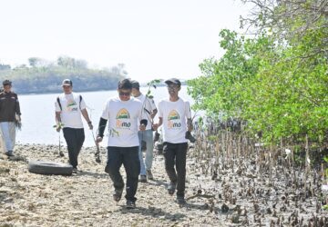 Peringati Hari Mangrove Sedunia & HUT ke-62, Bank NTB Syariah Tegaskan Komitmen ESG Lewat Aksi Tanam Mangrove di Pesisir Lombok Timur