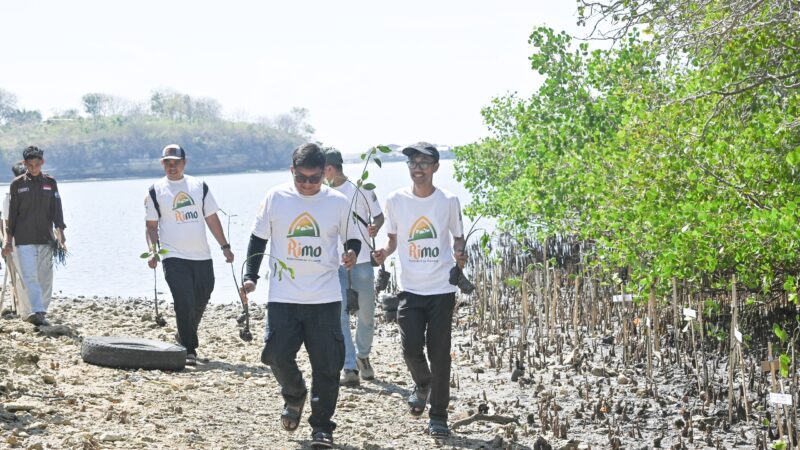 Peringati Hari Mangrove Sedunia & HUT ke-62, Bank NTB Syariah Tegaskan Komitmen ESG Lewat Aksi Tanam Mangrove di Pesisir Lombok Timur