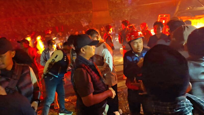 Baru Tiba dari NTT, Gubernur NTB Langsung Turun di Tengah Kebakaran Sade