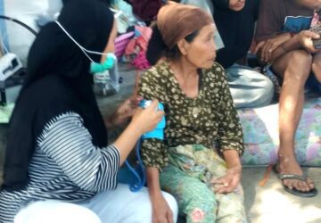 Lindungi Warga dari Dampak Kebakaran, Dinkes Loteng Bagikan 1.000 Masker