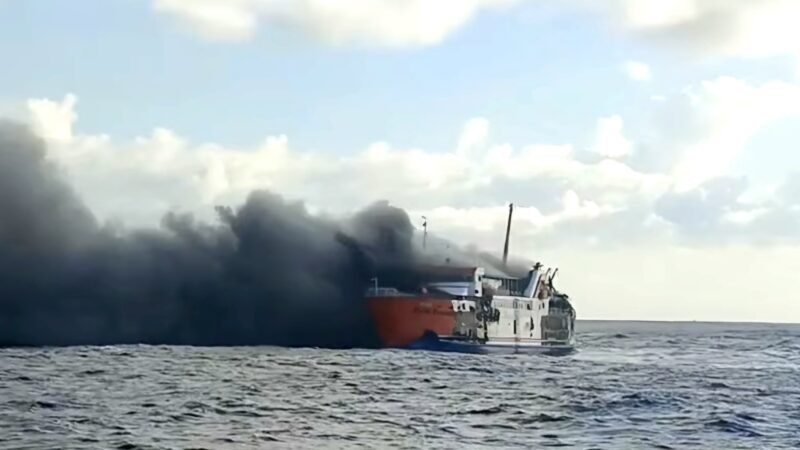 KMP Putri Yasmin Terbakar di Selat Lombok