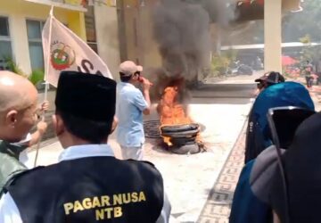 Demo di Kantor ATR/BPN Lombok Tengah Memanas, Massa Bakar Ban Tuntut Penyelesaian Sengketa Lahan