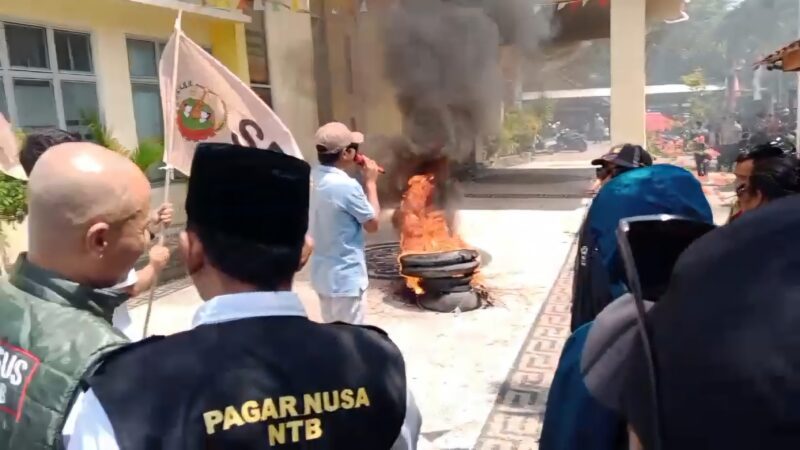 Demo di Kantor ATR/BPN Lombok Tengah Memanas, Massa Bakar Ban Tuntut Penyelesaian Sengketa Lahan