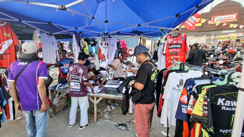 Laris Manis! Pedagang Merchandise Raup Puluhan Juta Selama MotoGP