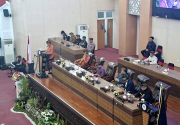 Rapat Paripurna DPRD Lombok Tengah, Bupati Sampaikan RAPBD 2027 Rp 2,53 Triliun