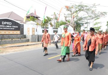 Parade Pataka Warnai Paripurna HUT Ke-81 Lombok Tengah, Bupati Sampaikan RAPBD 2027